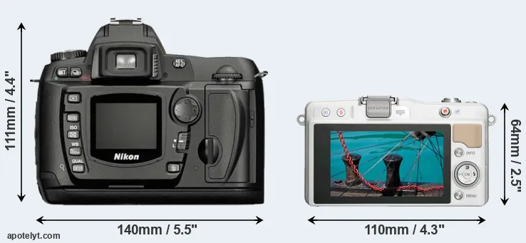 Comparison D70 or E-PM2 rear