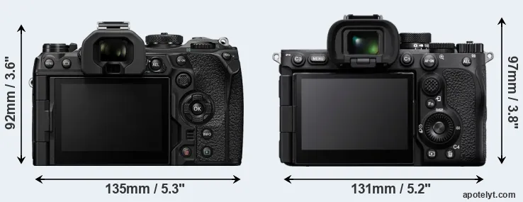 Comparison OM-1 or A7R V rear
