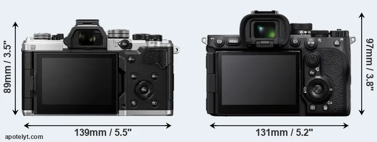 Comparison OM-3 or A7R V rear